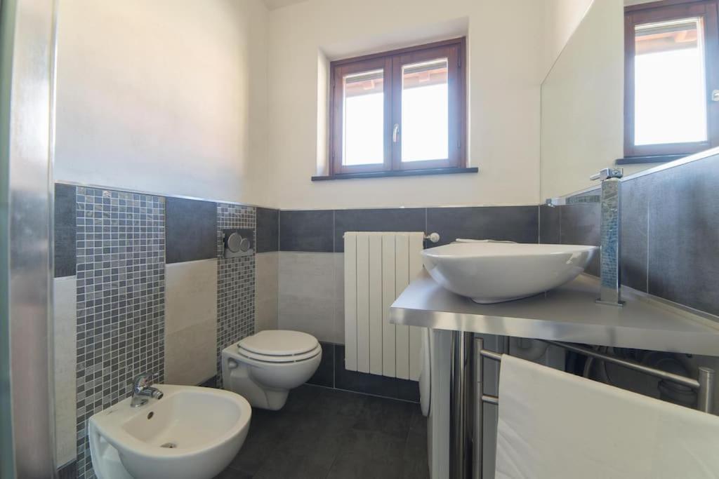Luxurious Attic-Swimming Pool Villa Riva di Solto Buitenkant foto